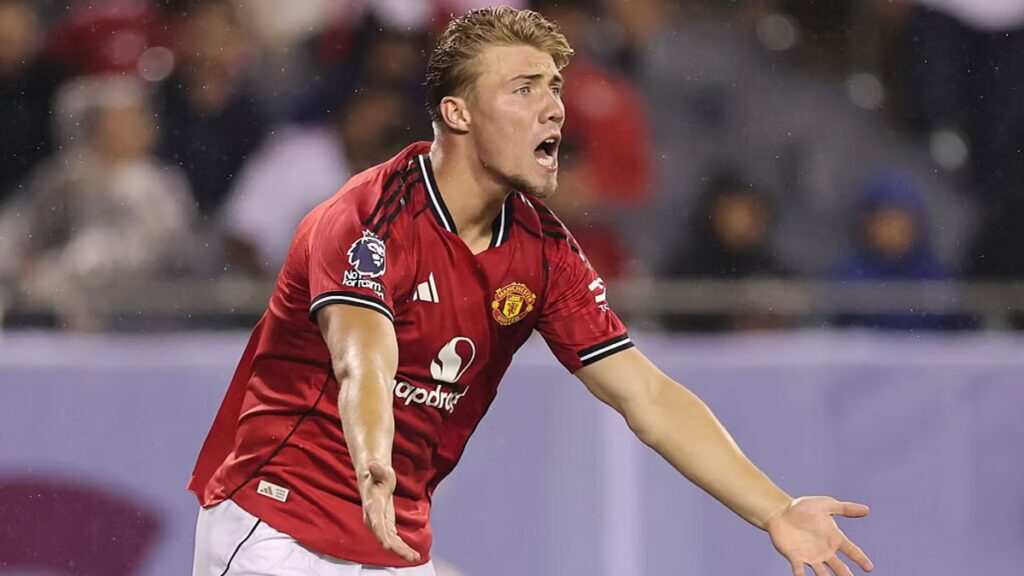 Hojlund con la maglia del Manchester United