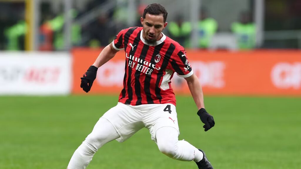 Bennacer con la maglia del Milan
