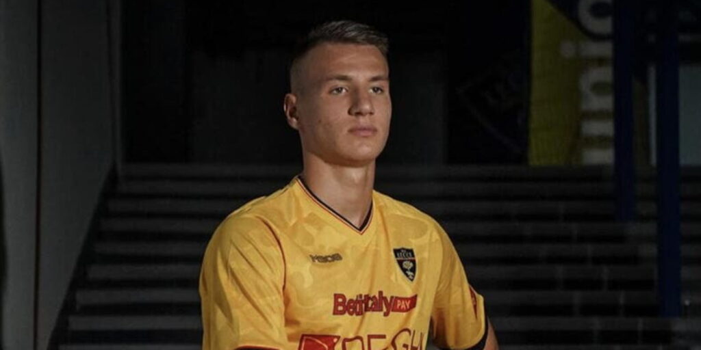 Camarda con la maglia del Lecce