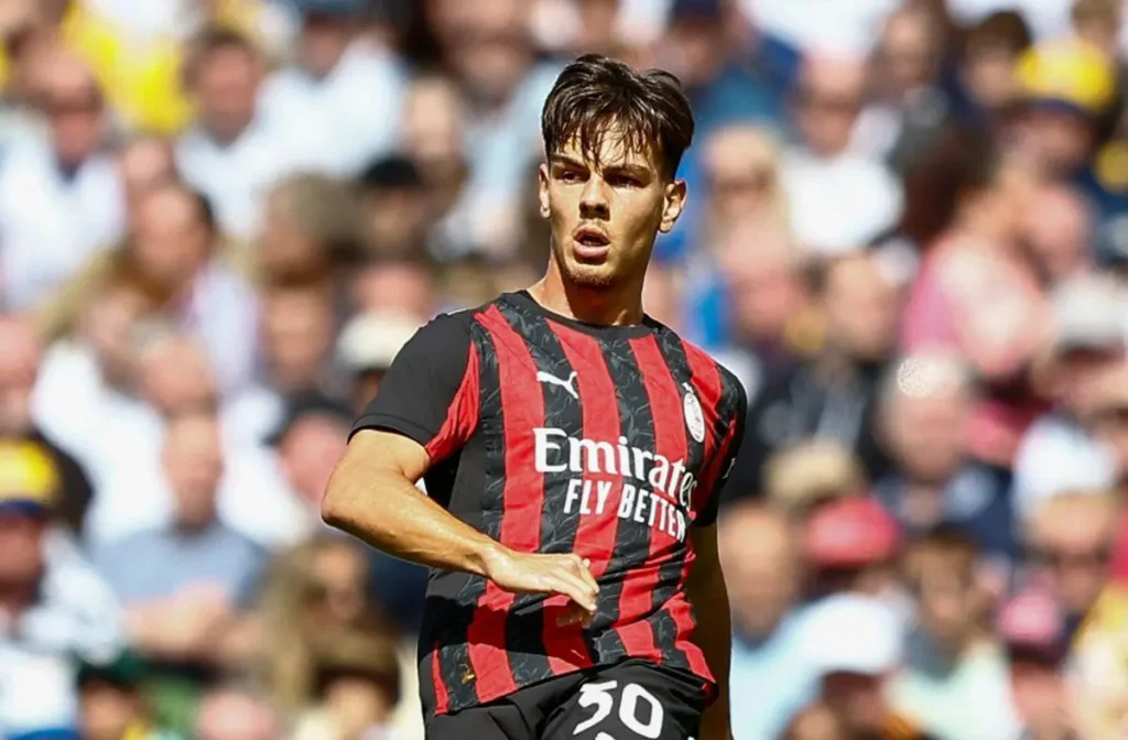 Jashari con la maglia del Milan