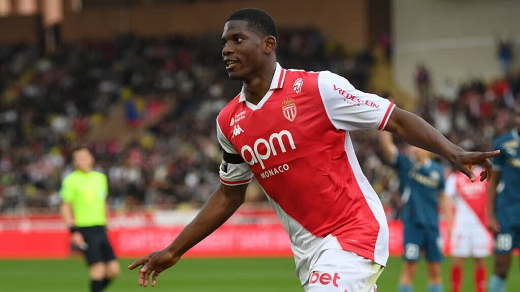 Embolo festeggia con la maglia del Monaco
