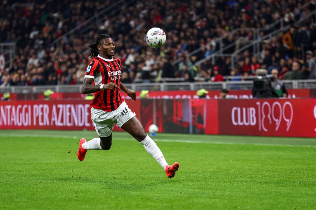 Rafa Leao in azione con la maglia del Milan