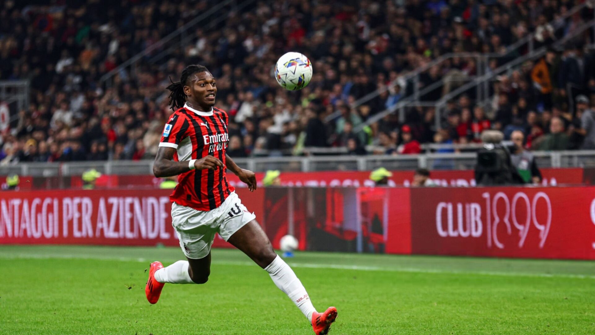 Rafa Leao in azione con la maglia del Milan