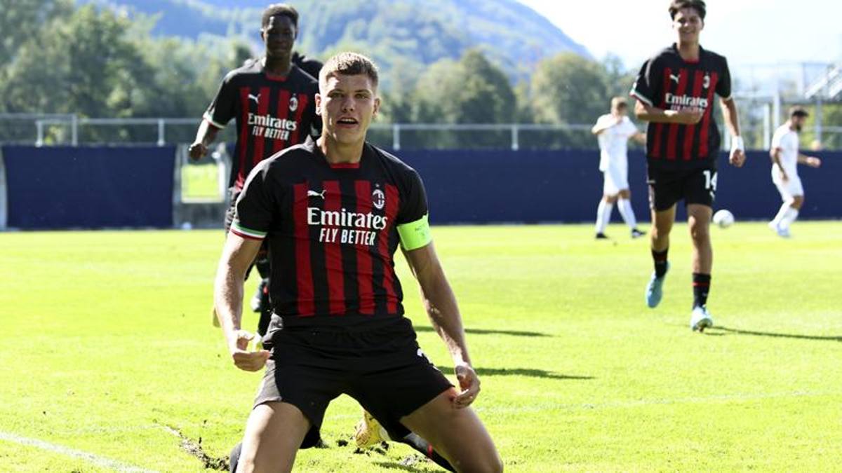 Coubis con la maglia del Milan