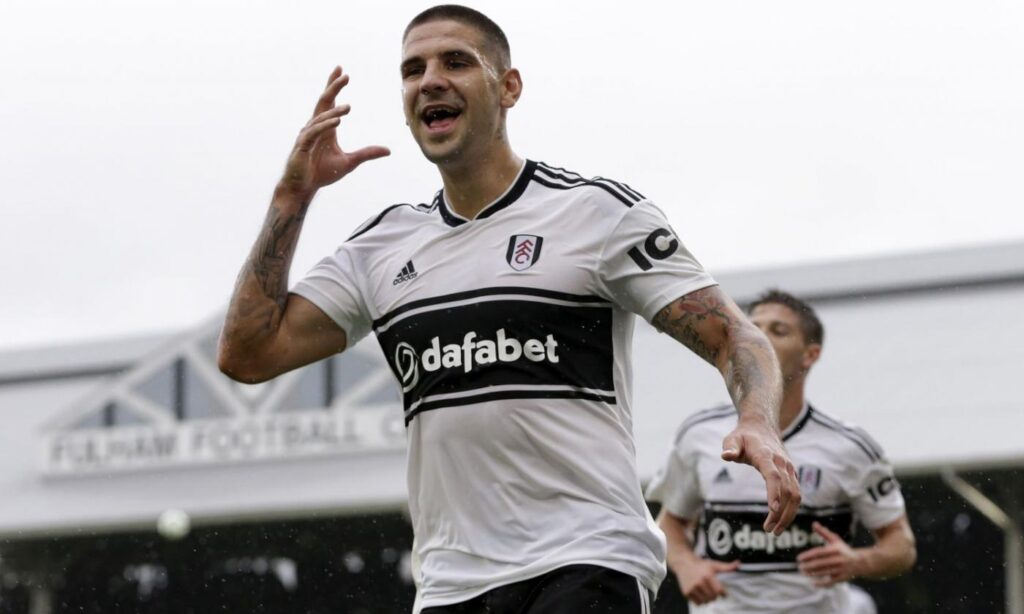 Aleksandar Mitrovic con la maglia del Fulham