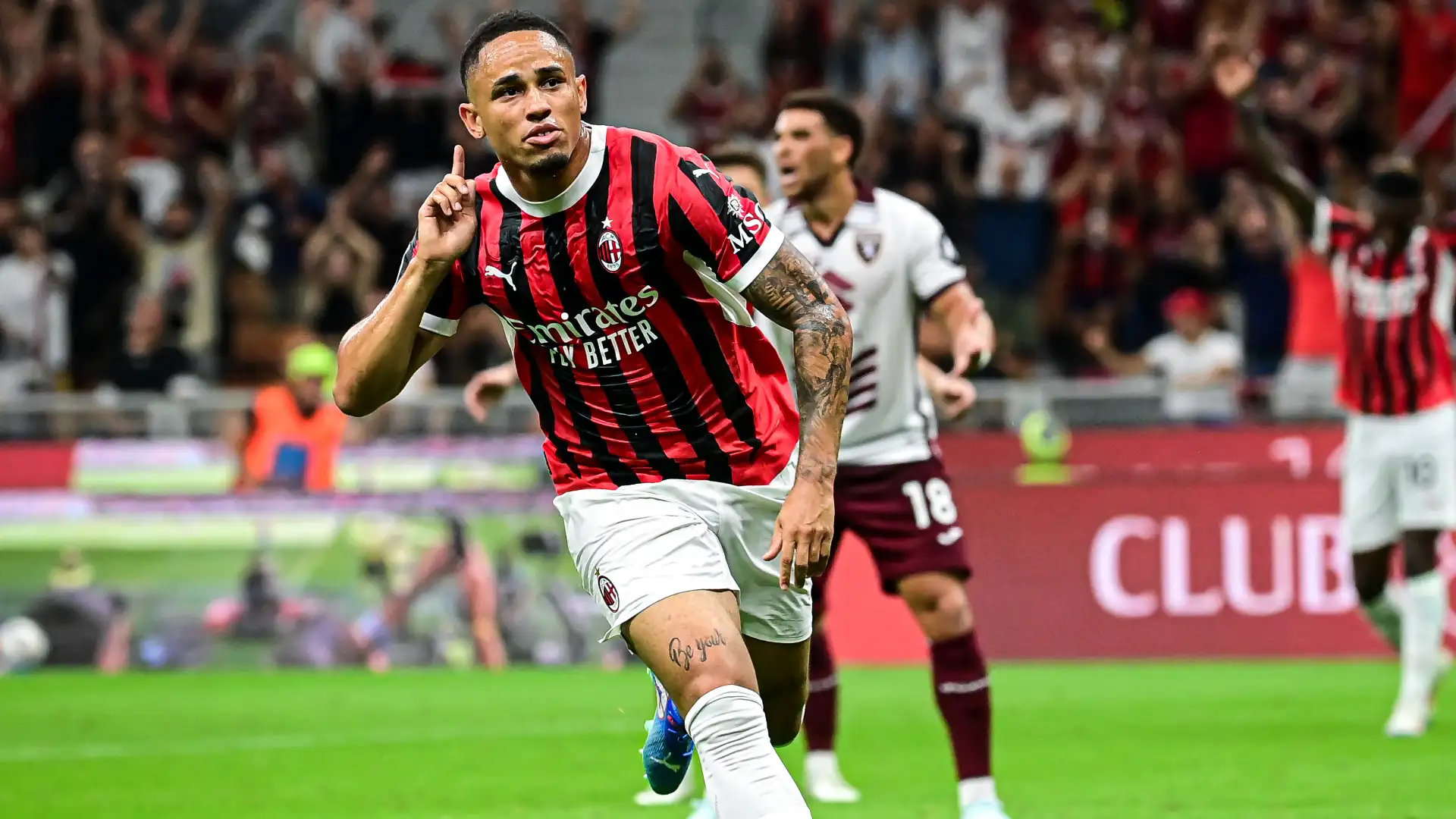Okafor con la maglia del Milan