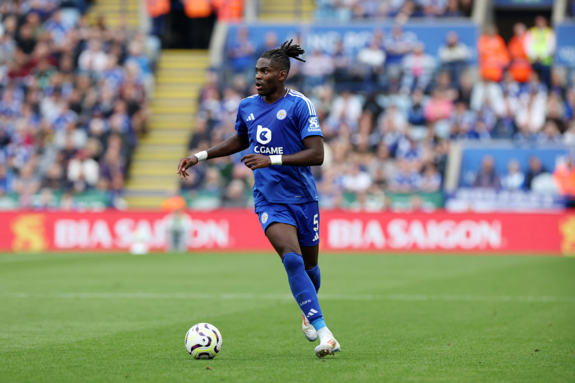 Caleb Okoli con la maglia del Leicester