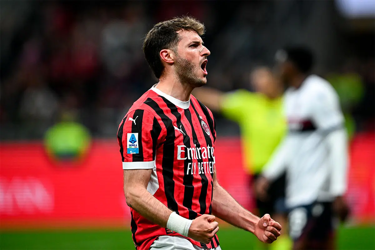 Santiago Gimenez con la maglia del Milan