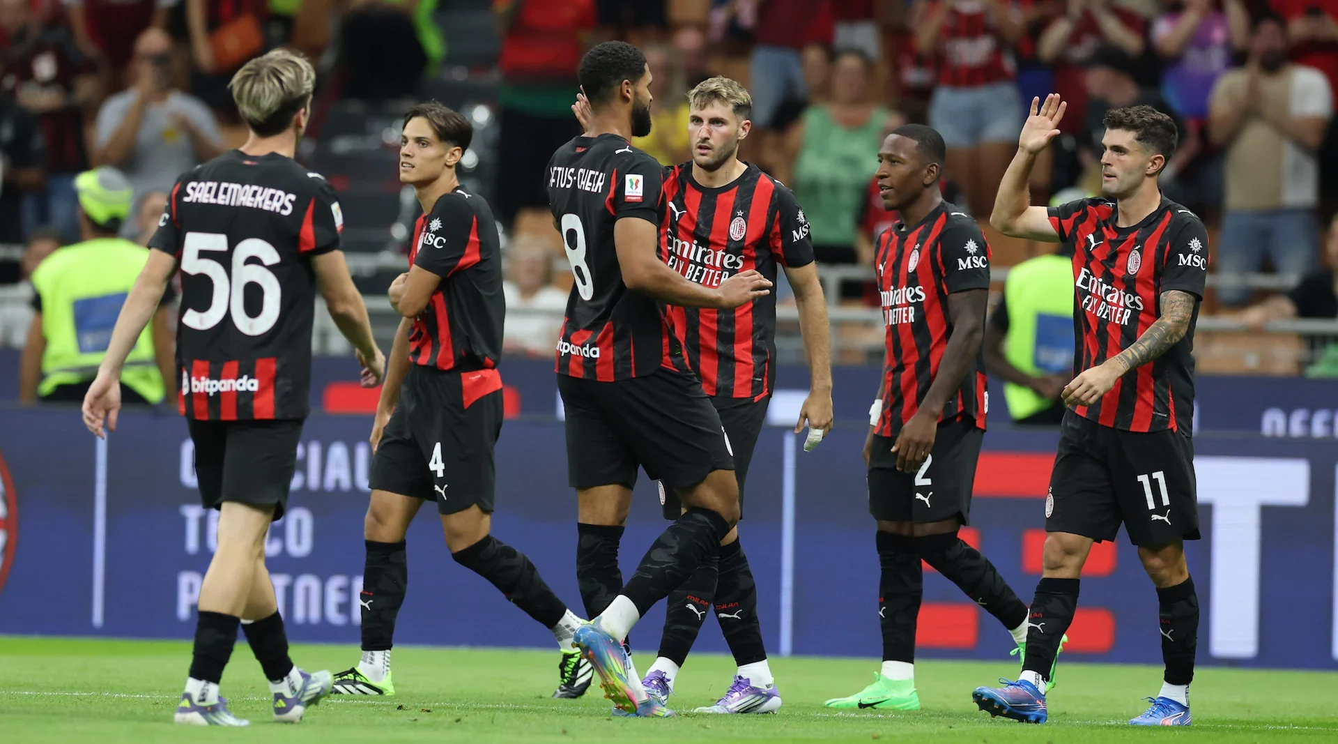 I giocatori del Milan festeggiano il goal contro il Bari in Coppa Italia