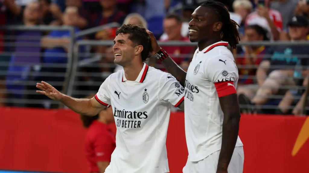 Pulisic e Leao con la maglia del Milan