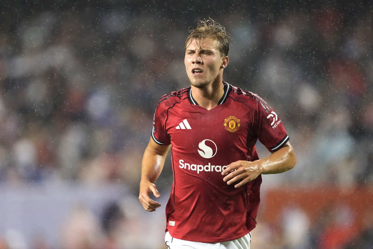 Hojlund con la maglia del Manchester United