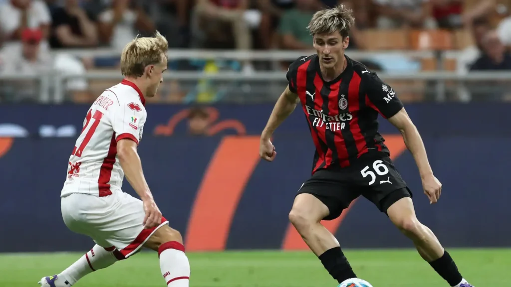 Alexis Saelemaekers con la maglia del Milan