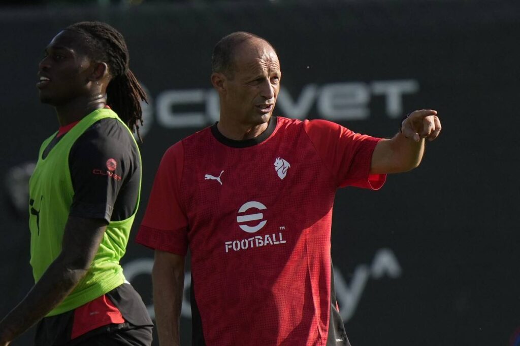 Allegri guida l'allenamento del Milan