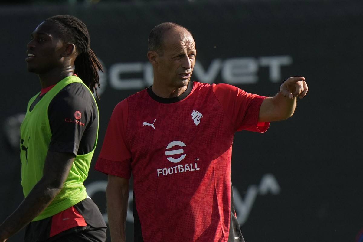 Allegri guida l'allenamento del Milan