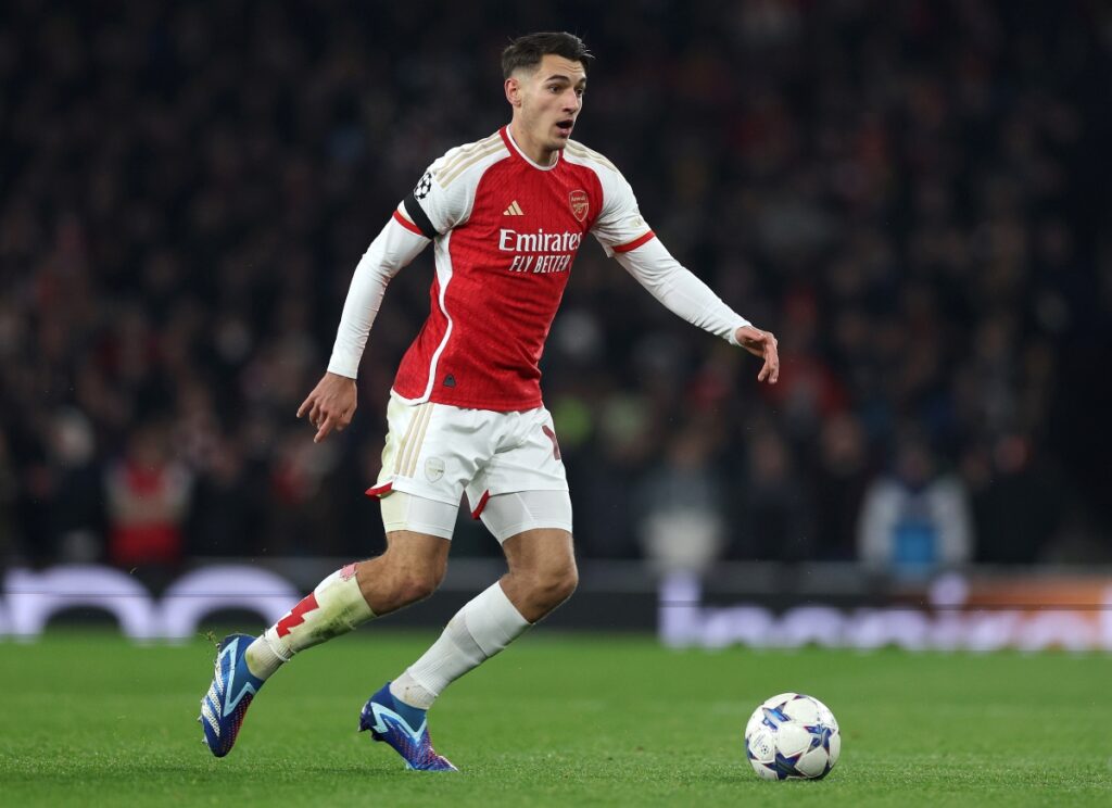 Kiwior con la maglia dell'Arsenal