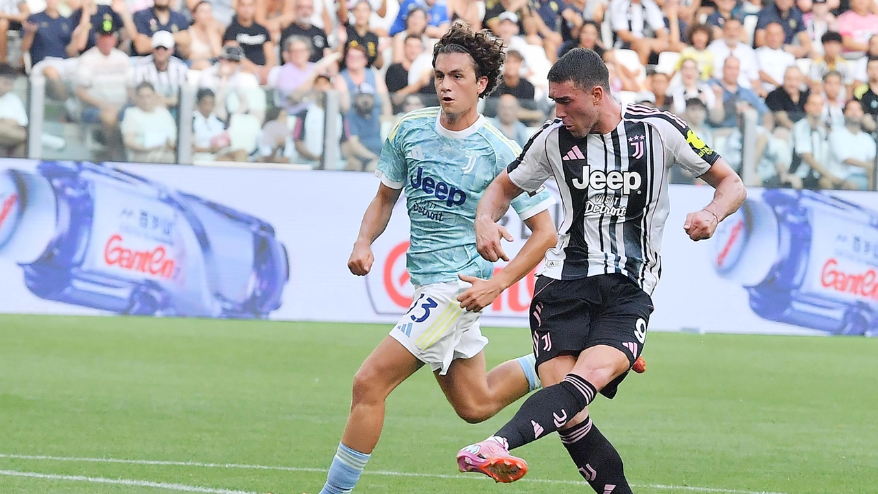 Dusan Vlahovic in azione con la maglia della Juventus
