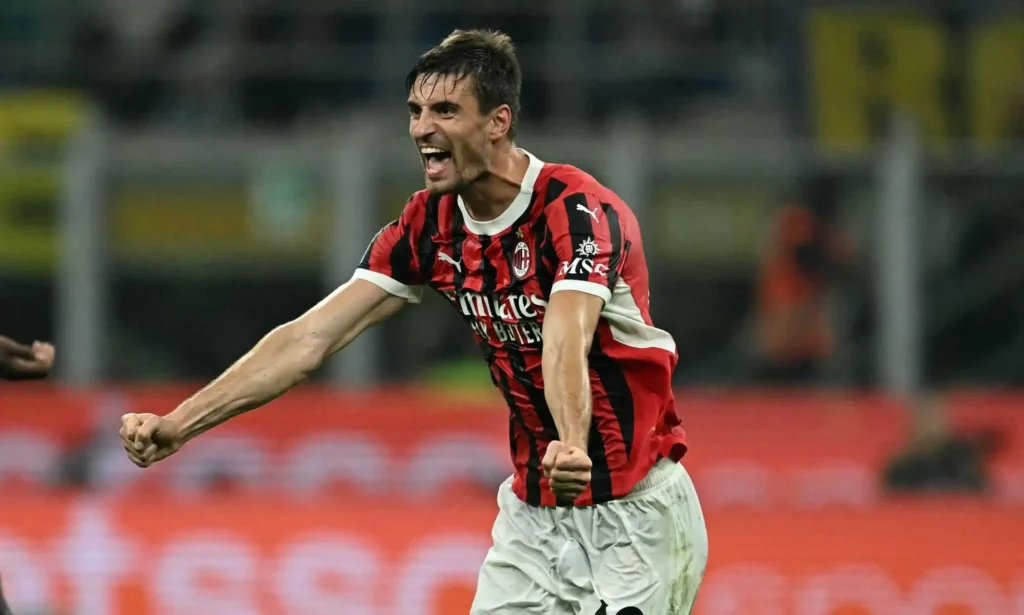 Gabbia con la maglia del Milan