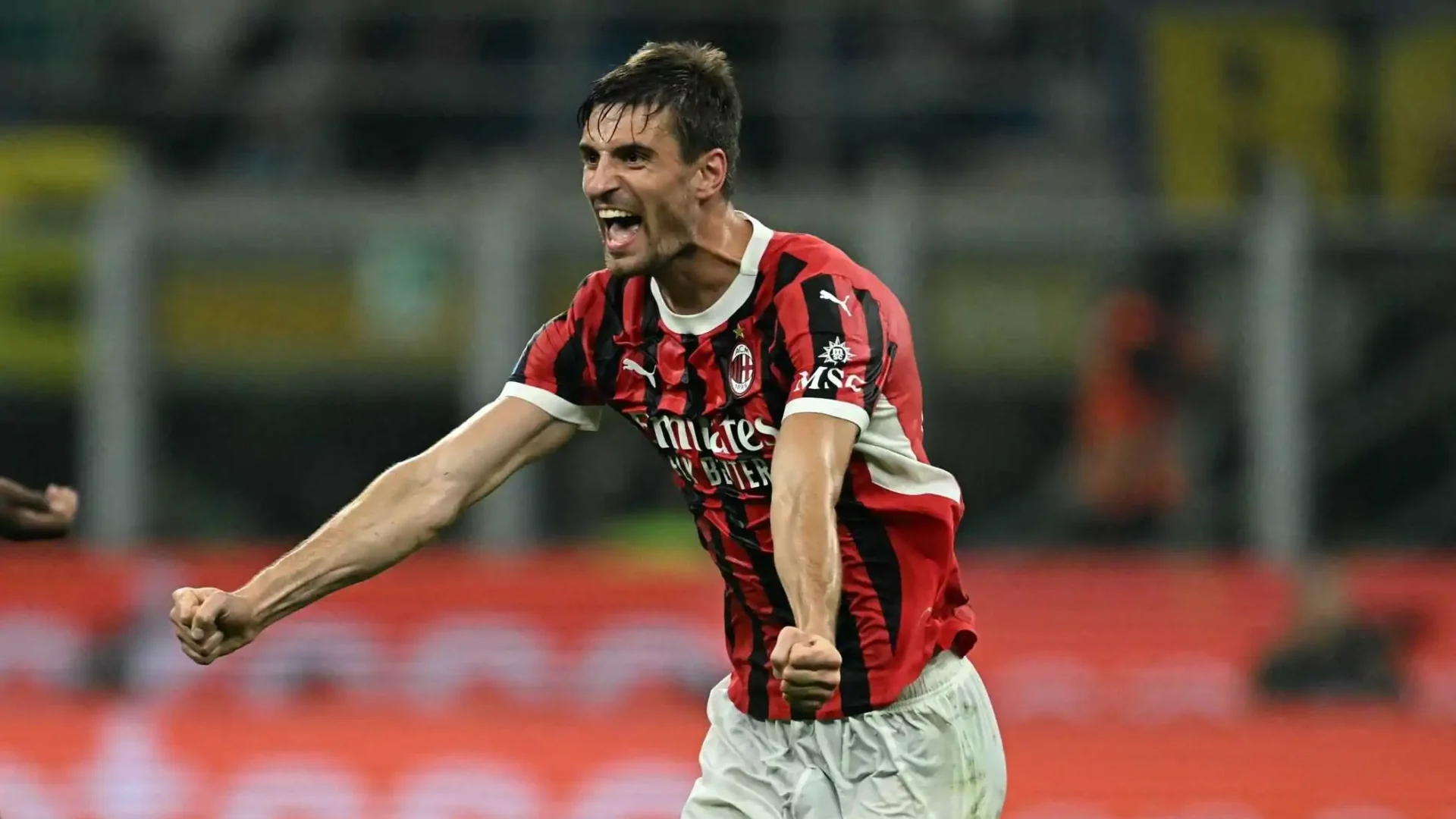 Gabbia con la maglia del Milan