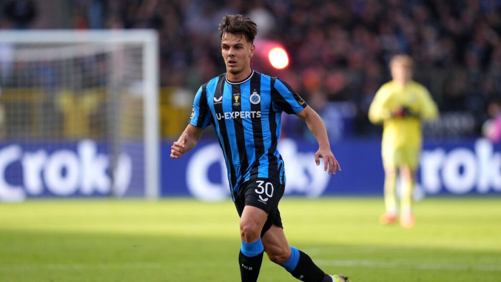 Ardon Jashari con la maglia del Club Bruges