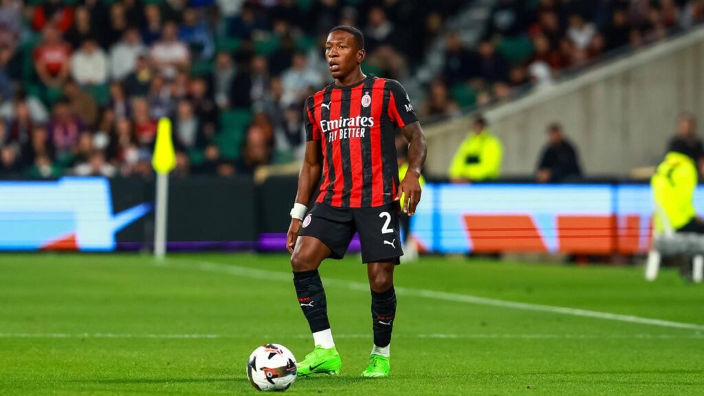 Estupinan con la maglia del Milan