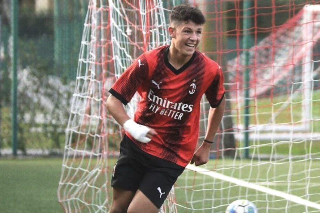 Simone Lontani esulta con la maglia del Milan