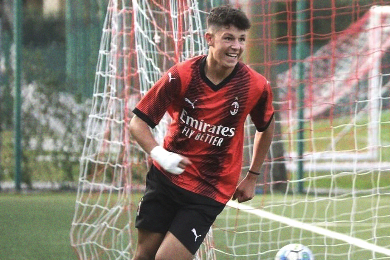 Simone Lontani esulta con la maglia del Milan