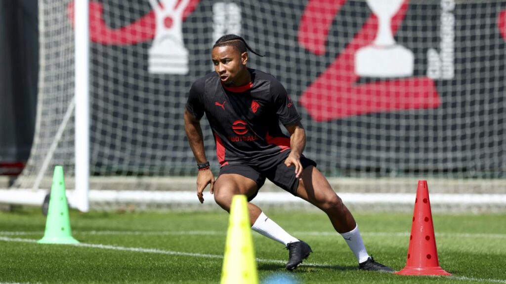 Nkunku in allenamento con il Milan