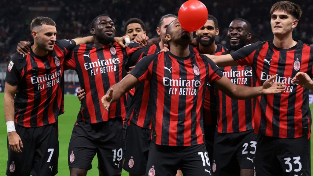 Nkunku festeggia il gol con il palloncino rosso