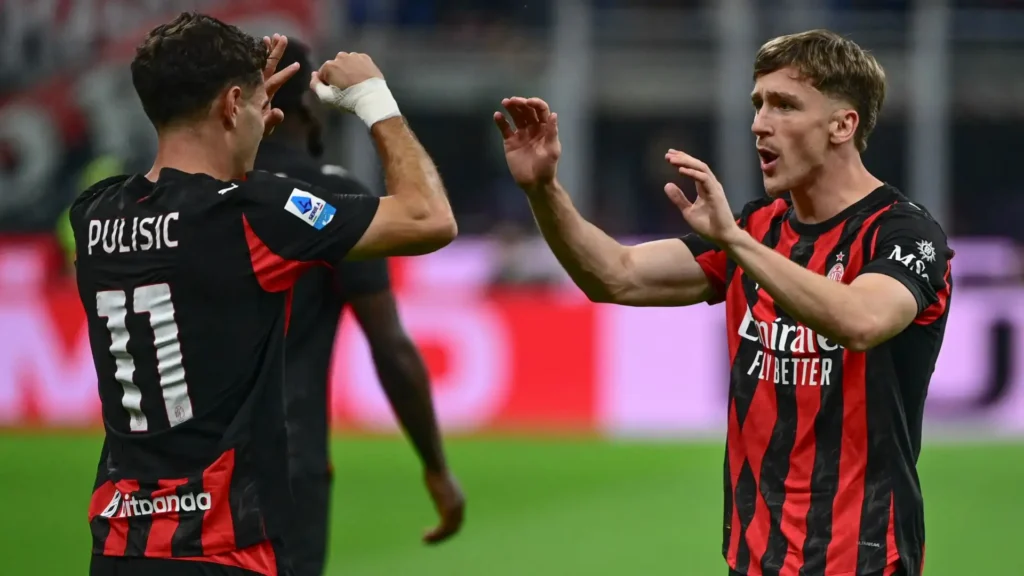Pulisic e Saelemaekers festeggiano contro il Napoli