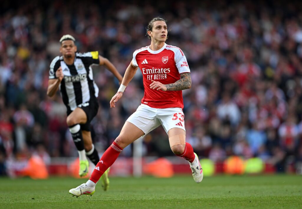 Riccardo Calafiori con la maglia dell'Arsenal