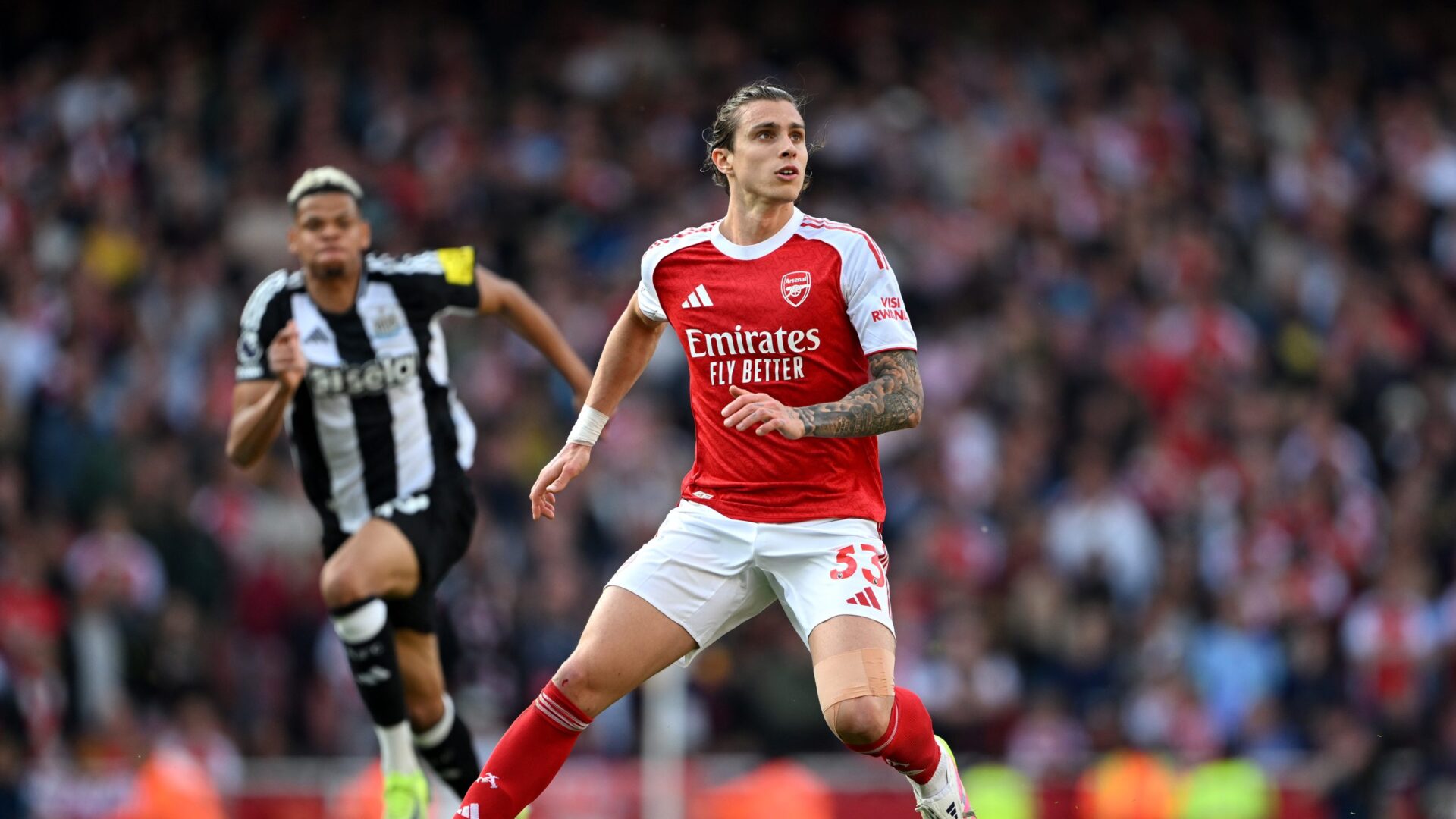 Riccardo Calafiori con la maglia dell'Arsenal