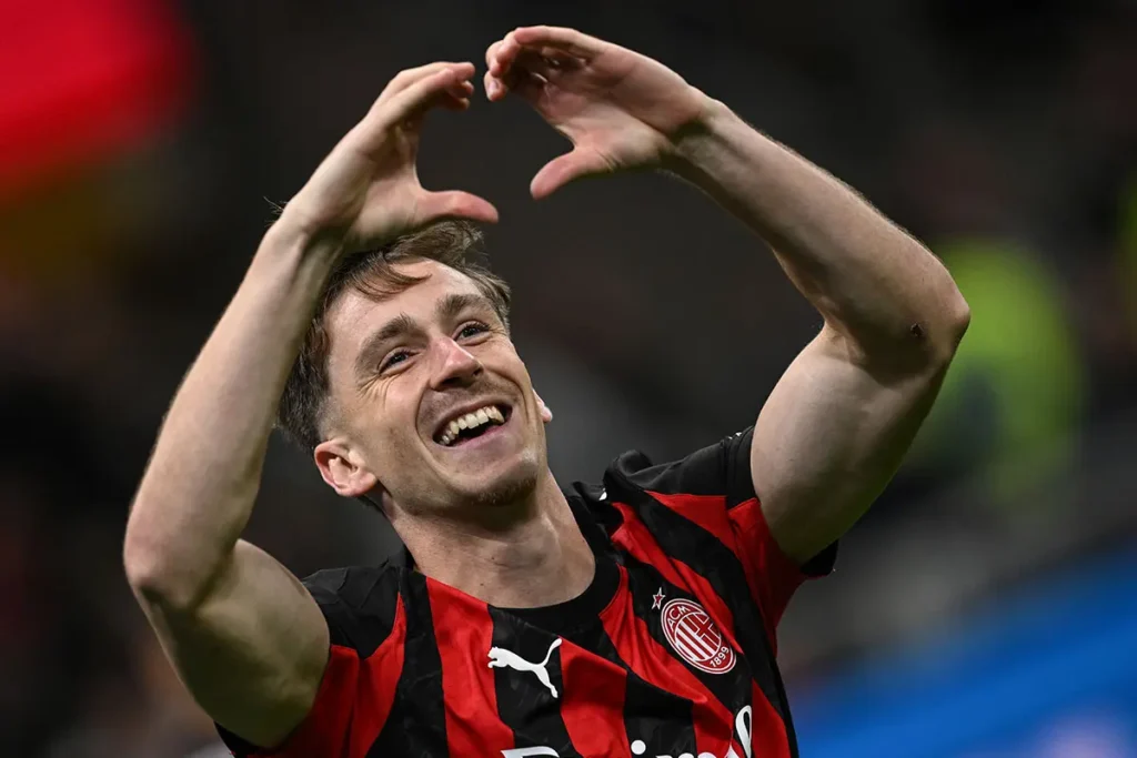 Saelemaekers con la maglia del Milan festeggia il gol