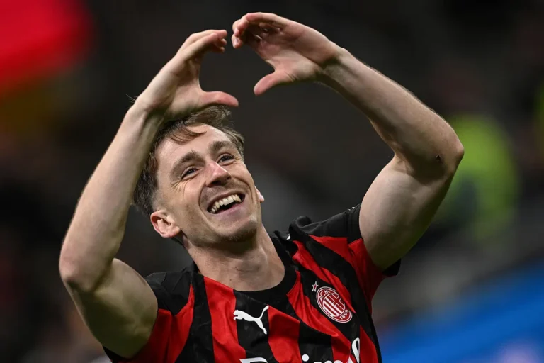 Saelemaekers con la maglia del Milan festeggia il gol