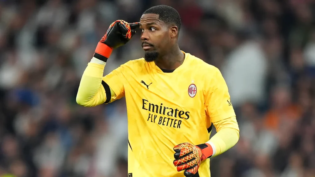 Mike Maignan con la maglia del Milan