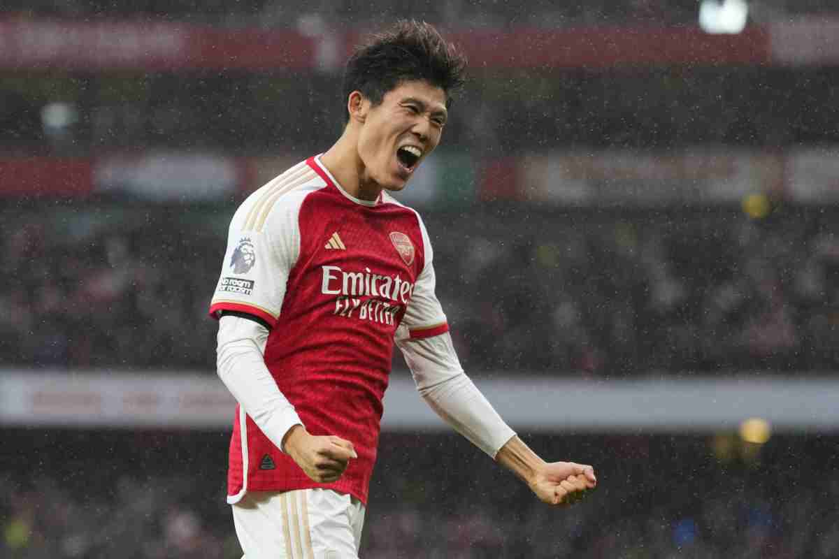 Tomiyasu con la maglia dell'Arsenal