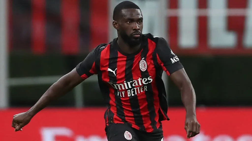 Tomori con la maglia del Milan