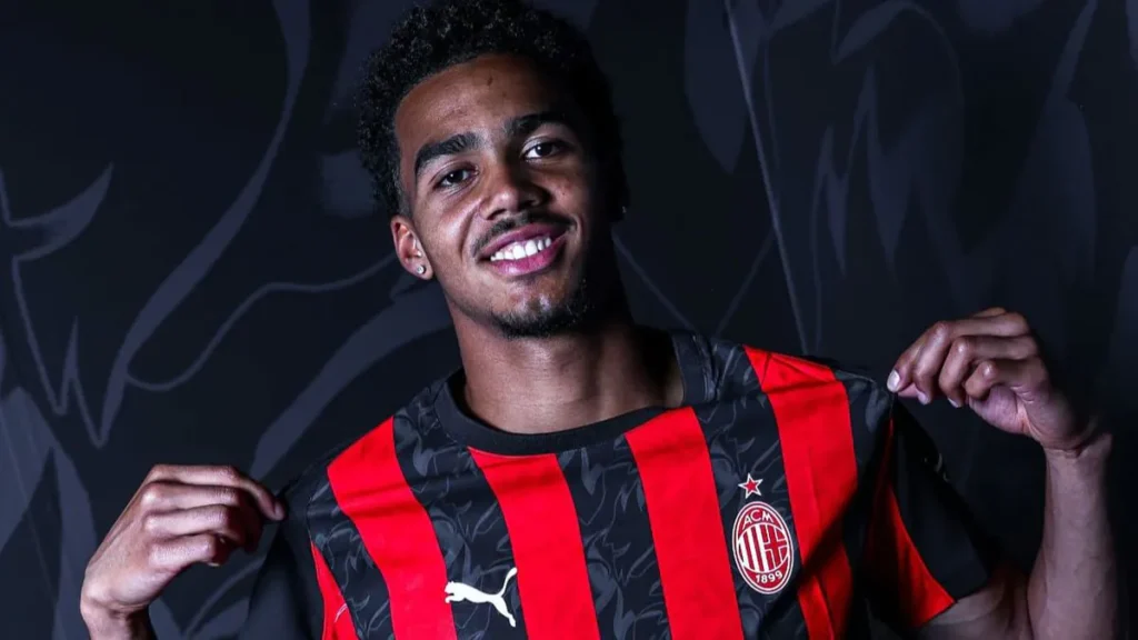 Odogu con la maglia del Milan