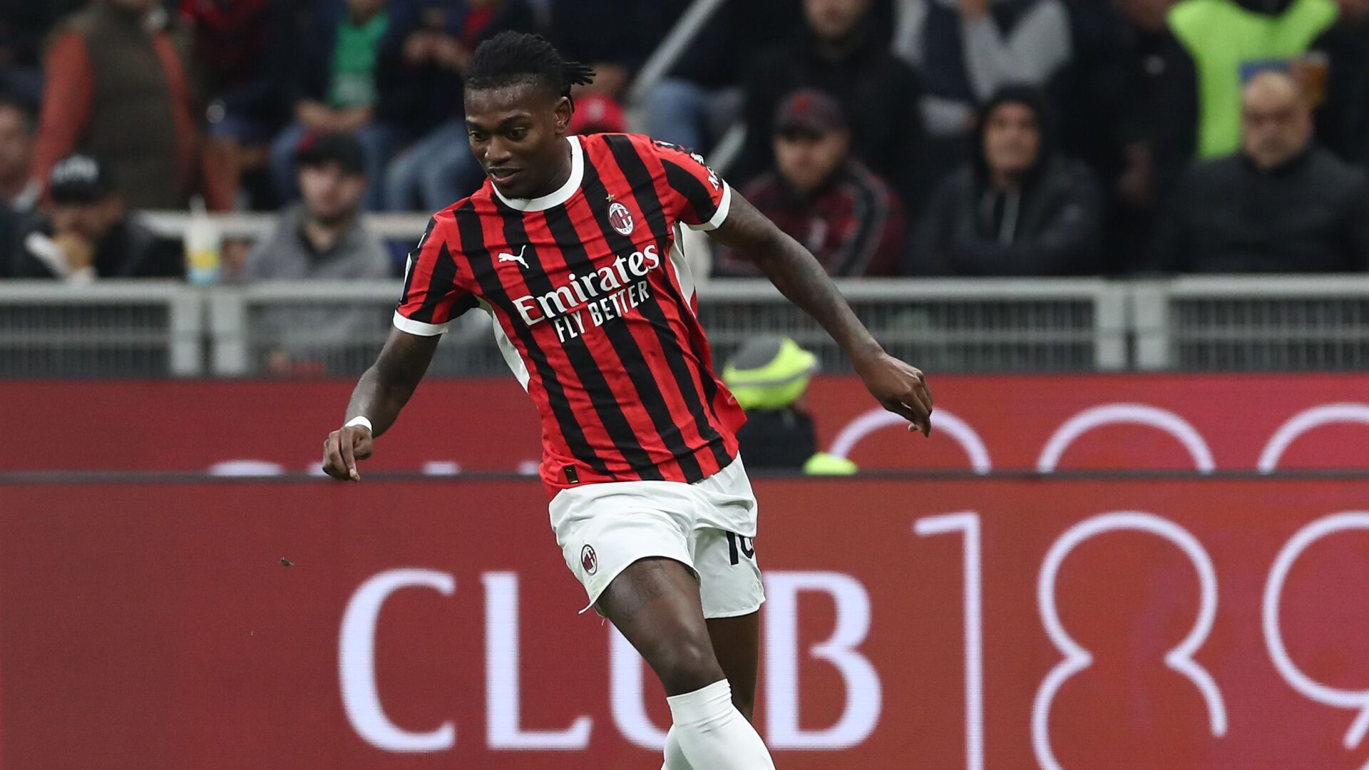 Leao con la maglia del Milan