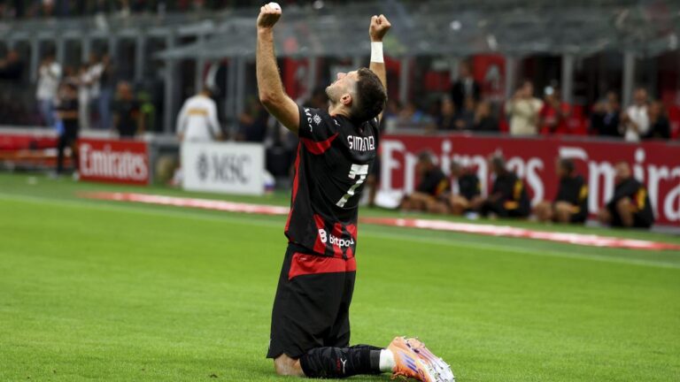 Gimenez festeggia il gol contro il Lecce