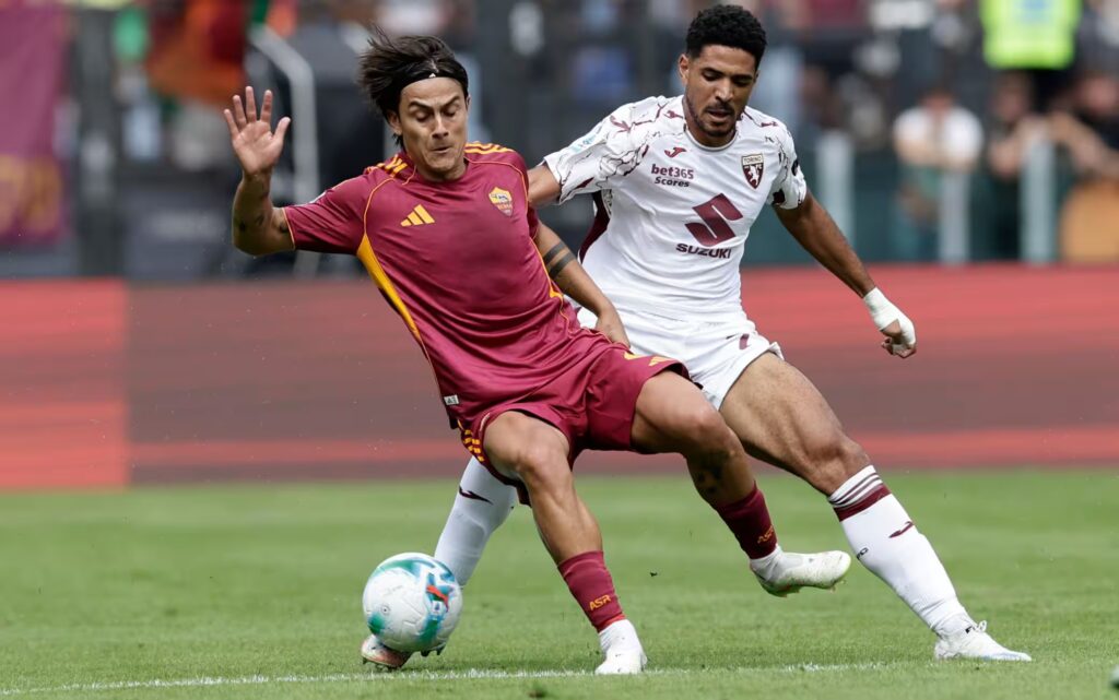 Paulo Dybala in azione con la Roma