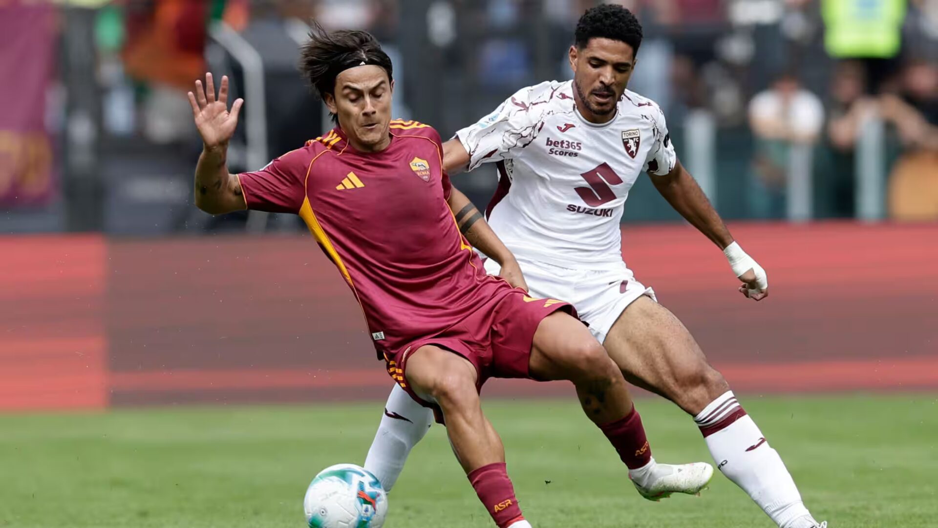 Paulo Dybala in azione con la Roma