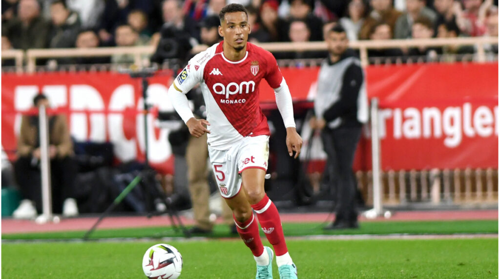Thilo Kehrer con la maglia del Monaco in un'azione di gioco
