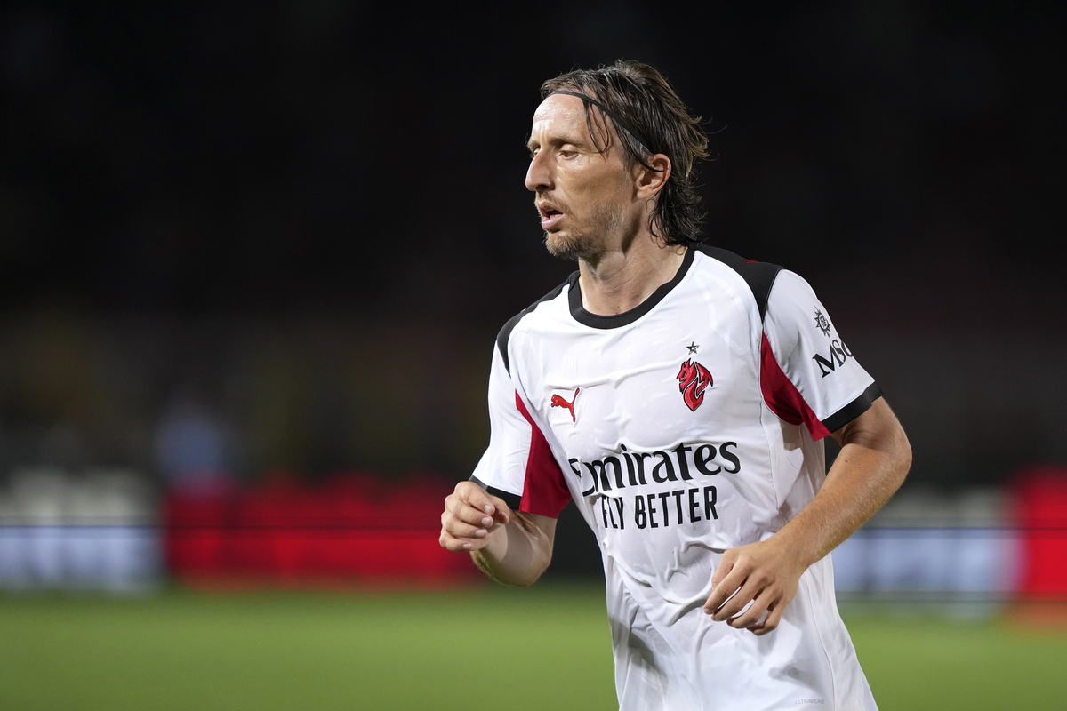 Luka Modric con la maglia del Milan durante Lecce-Milan