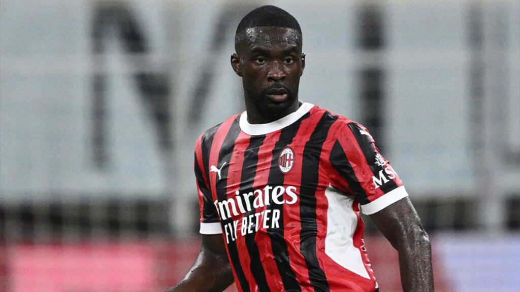 Tomori con la maglia del Milan