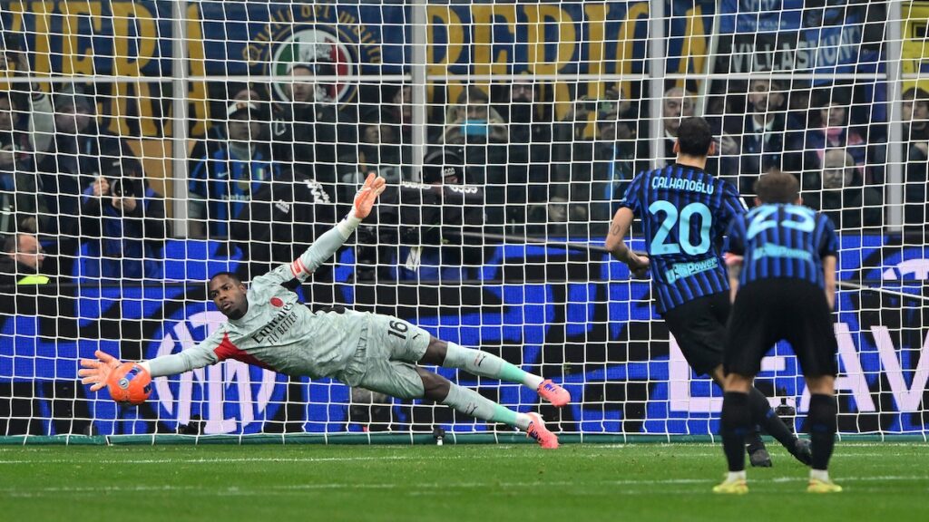 Maignan para il rigore di Calhanoglu nel derby