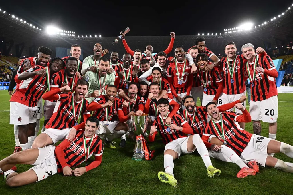 Il Milan festeggia la vittoria della Supercoppa italiana a Riad