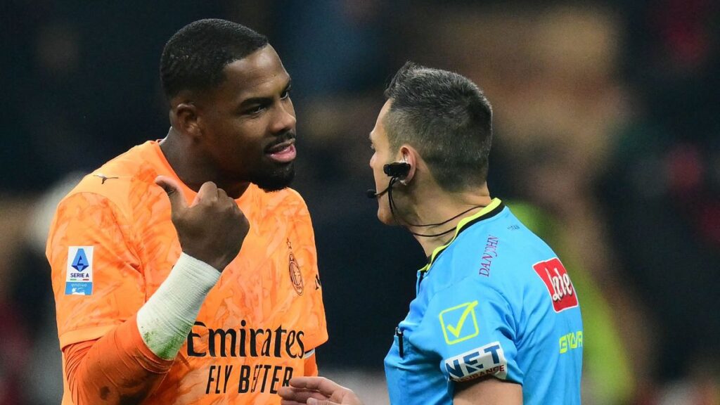 Maignan e l'arbitro Mariani